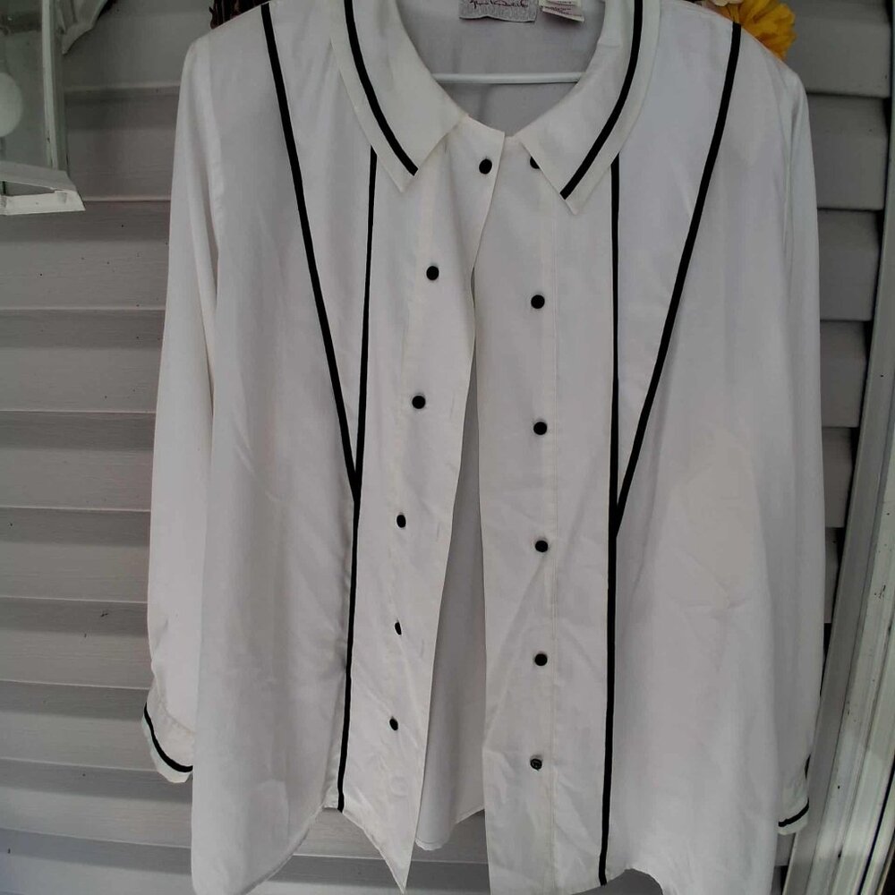 VINTAGE GLORIA VANDERBILT BLOUSE--SIZE (B4)